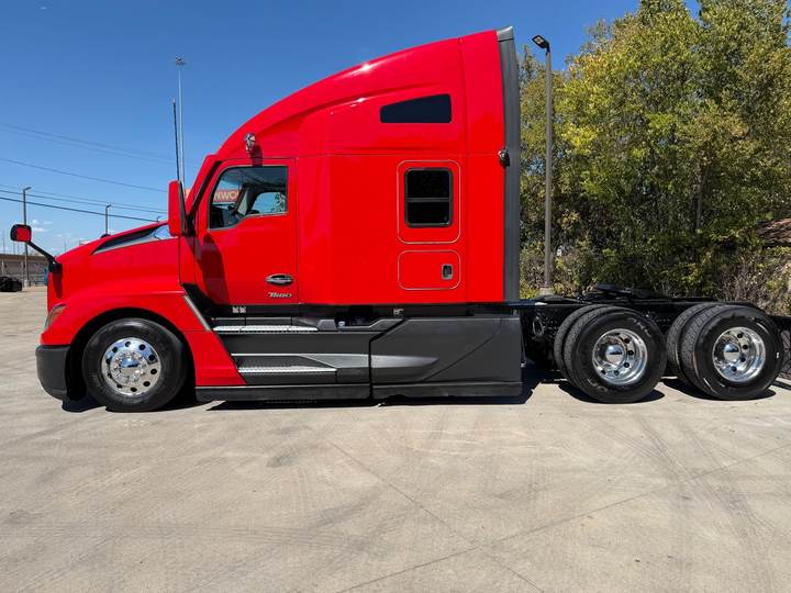 2024 Kenworth T680 76" Raised Roof Sleeper, exterior photo 5