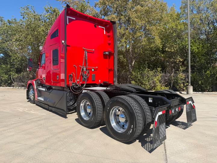 2024 Kenworth T680 76" Raised Roof Sleeper, exterior photo 6