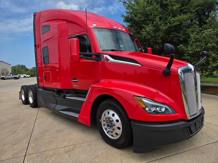 2024 Kenworth T680 76" Raised Roof Sleeper, exterior photo 1