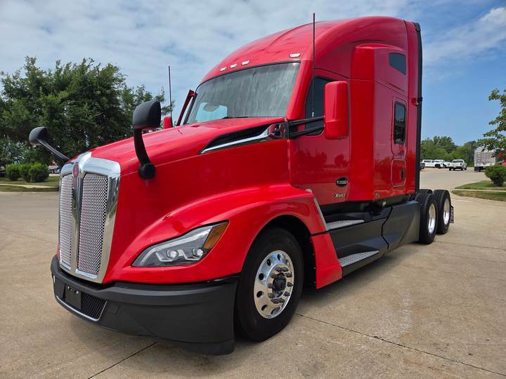 2024 Kenworth T680 76" Raised Roof Sleeper, exterior photo 2