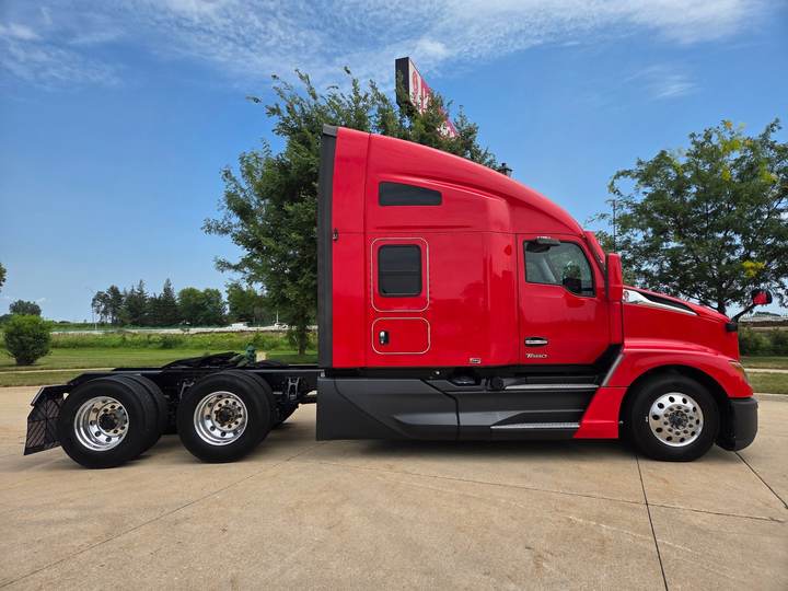 2024 Kenworth T680 76" Raised Roof Sleeper, exterior photo 4