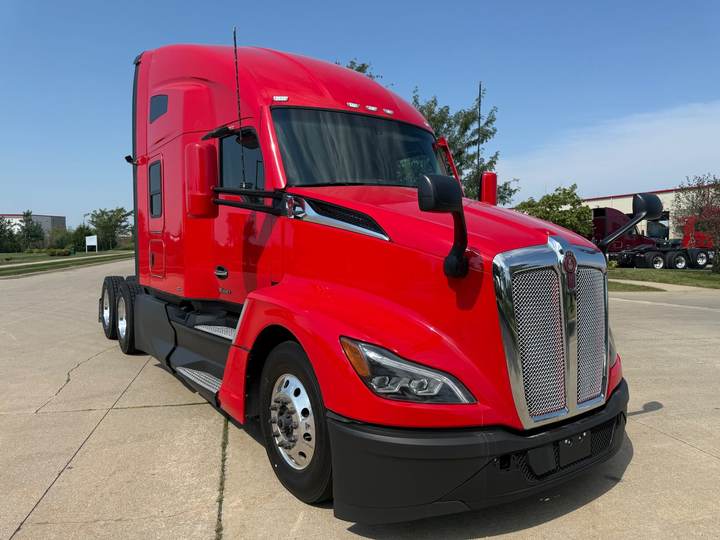 2024 Kenworth T680 76" Raised Roof Sleeper, exterior photo 1