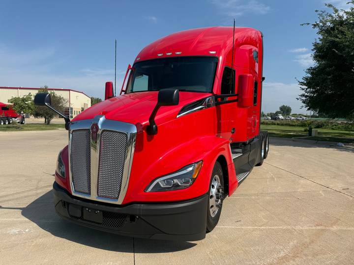 2024 Kenworth T680 76" Raised Roof Sleeper, exterior photo 2