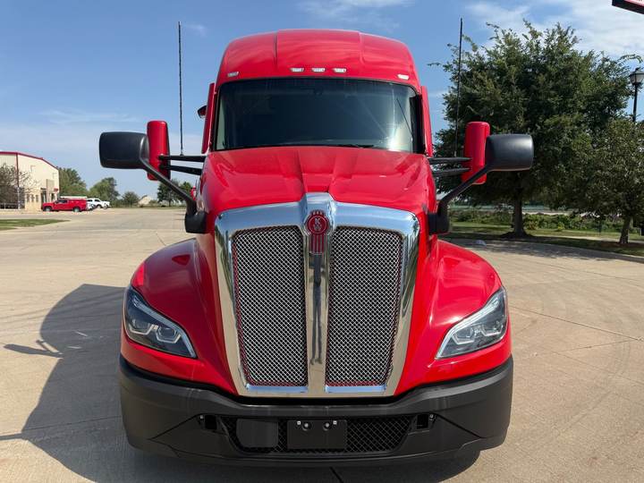 2024 Kenworth T680 76" Raised Roof Sleeper, exterior photo 4