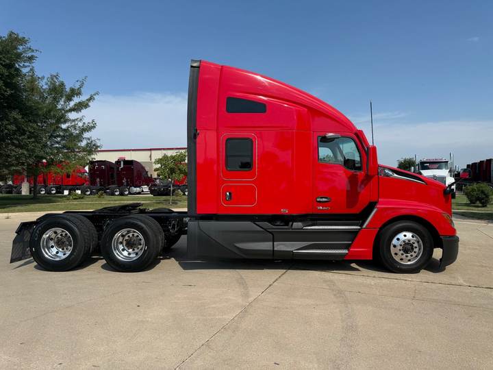 2024 Kenworth T680 76" Raised Roof Sleeper, exterior photo 5
