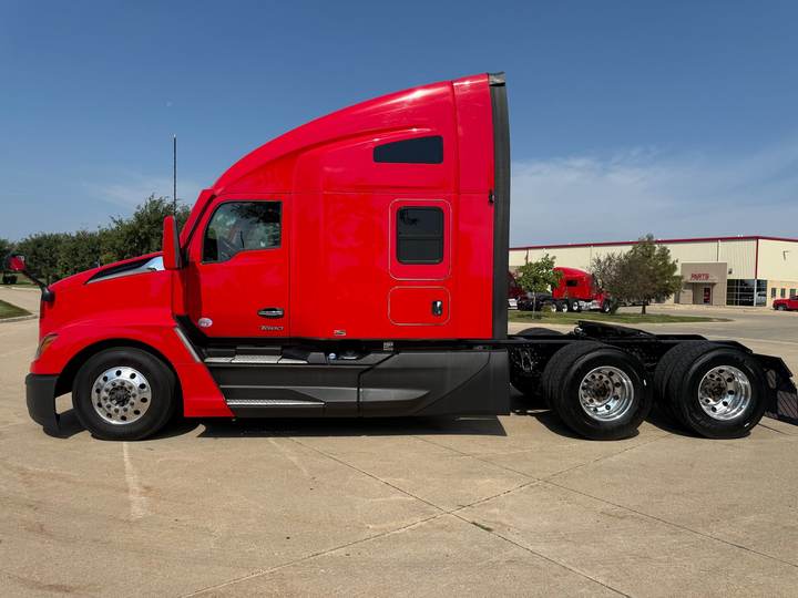 2024 Kenworth T680 76" Raised Roof Sleeper, exterior photo 6