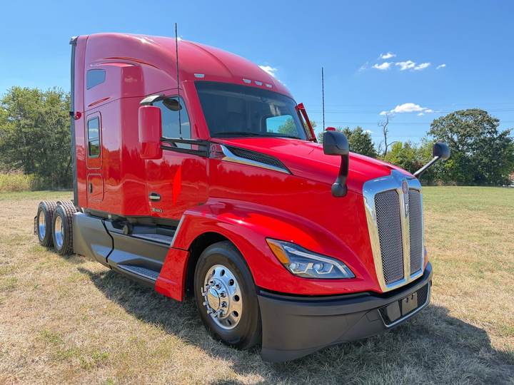 2024 Kenworth T680 76" Raised Roof Sleeper, exterior photo 1