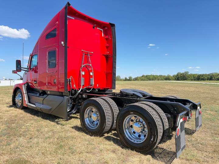 2024 Kenworth T680 76" Raised Roof Sleeper, exterior photo 4