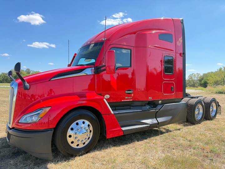 2024 Kenworth T680 76" Raised Roof Sleeper, exterior photo 6