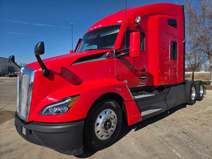 2024 Kenworth T680 76" Raised Roof Sleeper, exterior photo 7