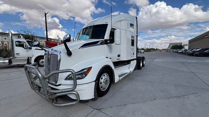 2024 Kenworth T680 76" Raised Roof Sleeper, exterior photo 2