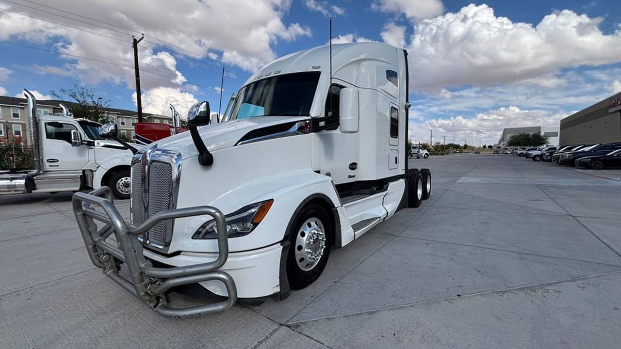 2024 Kenworth T680 76" Raised Roof Sleeper, exterior photo 2