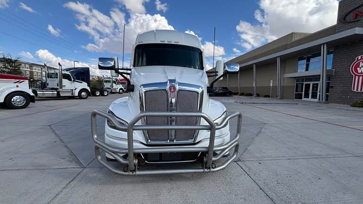 2024 Kenworth T680 76" Raised Roof Sleeper, exterior photo 3