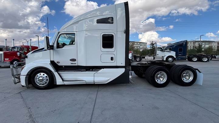 2024 Kenworth T680 76" Raised Roof Sleeper, exterior photo 4