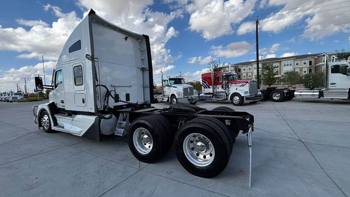 2024 Kenworth T680 76" Raised Roof Sleeper, exterior photo 5
