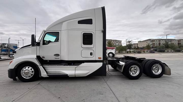 2024 Kenworth T680 76" Raised Roof Sleeper, exterior photo 2