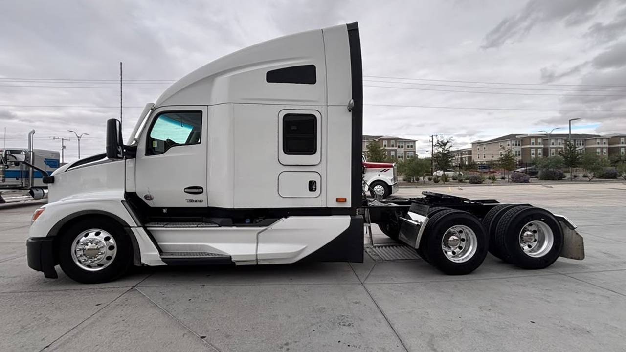 2024 Kenworth T680 76" Raised Roof Sleeper, exterior photo 2