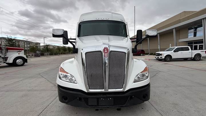 2024 Kenworth T680 76" Raised Roof Sleeper, exterior photo 4