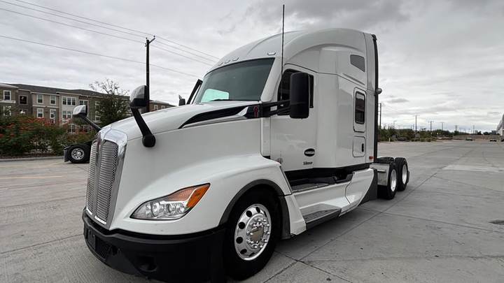 2024 Kenworth T680 76" Raised Roof Sleeper, exterior photo 5