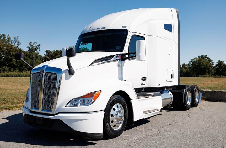 2024 Kenworth T680 76" Raised Roof Sleeper, exterior photo 1