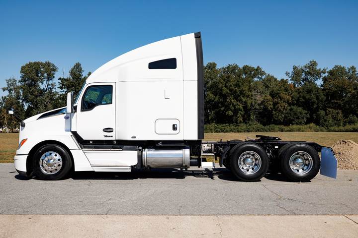 2024 Kenworth T680 76" Raised Roof Sleeper, exterior photo 2
