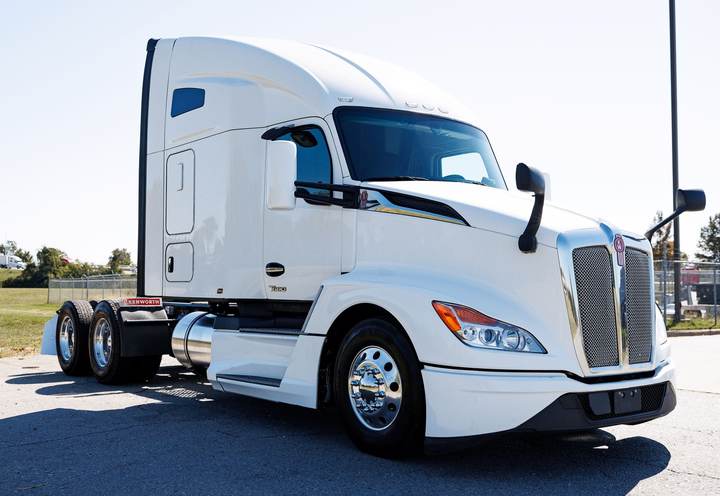 2024 Kenworth T680 76" Raised Roof Sleeper, exterior photo 6