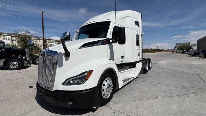 2024 Kenworth T680 76" Raised Roof Sleeper, exterior photo 2