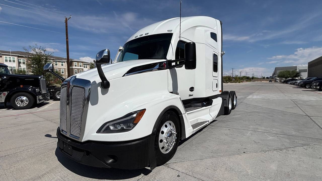 2024 Kenworth T680 76" Raised Roof Sleeper, exterior photo 2