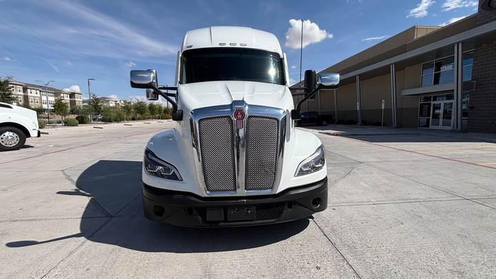 2024 Kenworth T680 76" Raised Roof Sleeper, exterior photo 3
