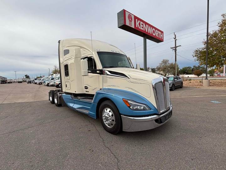 2024 Kenworth T680 76" Raised Roof Sleeper, exterior photo 1