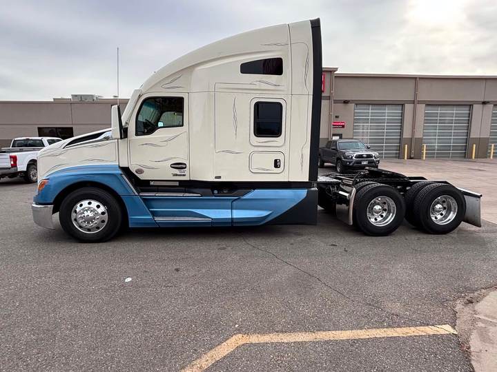 2024 Kenworth T680 76" Raised Roof Sleeper, exterior photo 4