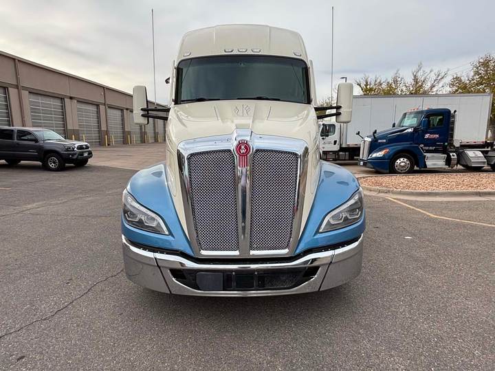 2024 Kenworth T680 76" Raised Roof Sleeper, exterior photo 5