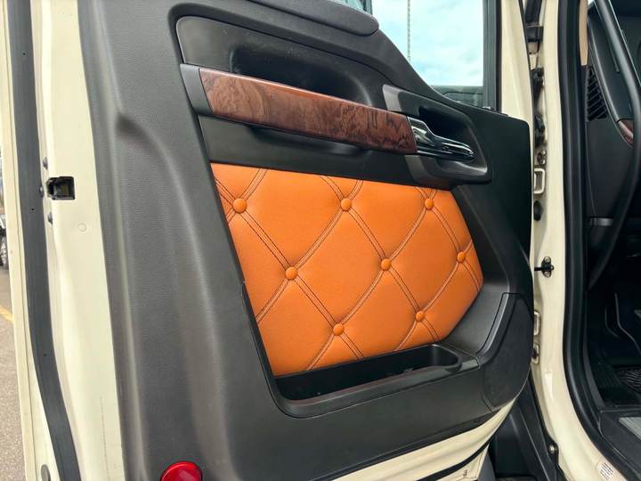2024 Kenworth T680 76" Raised Roof Sleeper, interior photo 7