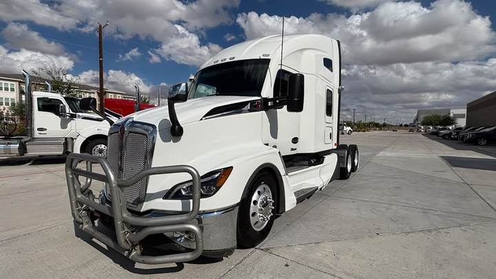 2024 Kenworth T680 76" Raised Roof Sleeper, exterior photo 2