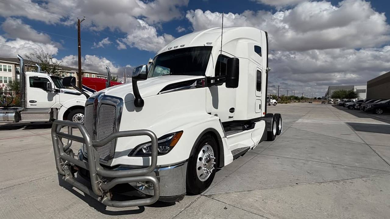 2024 Kenworth T680 76" Raised Roof Sleeper, exterior photo 2