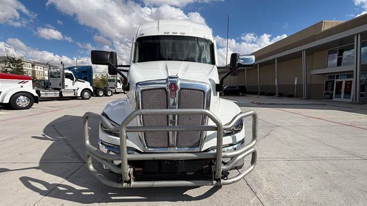 2024 Kenworth T680 76" Raised Roof Sleeper, exterior photo 3