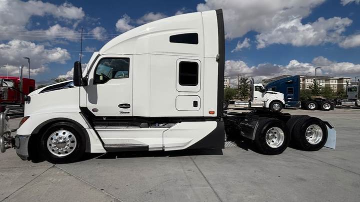 2024 Kenworth T680 76" Raised Roof Sleeper, exterior photo 4