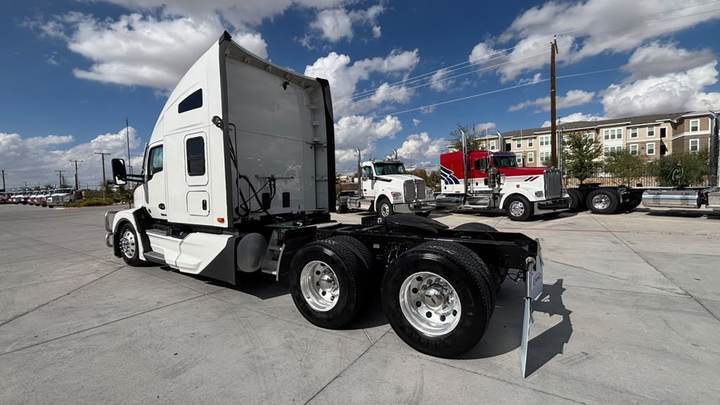 2024 Kenworth T680 76" Raised Roof Sleeper, exterior photo 5