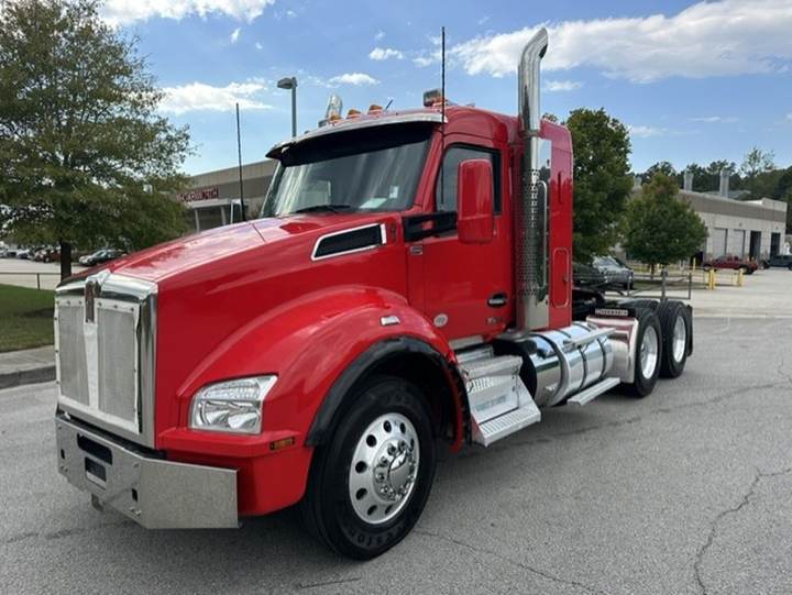2024 Kenworth T880 40" Flat Top Sleeper, exterior photo 2