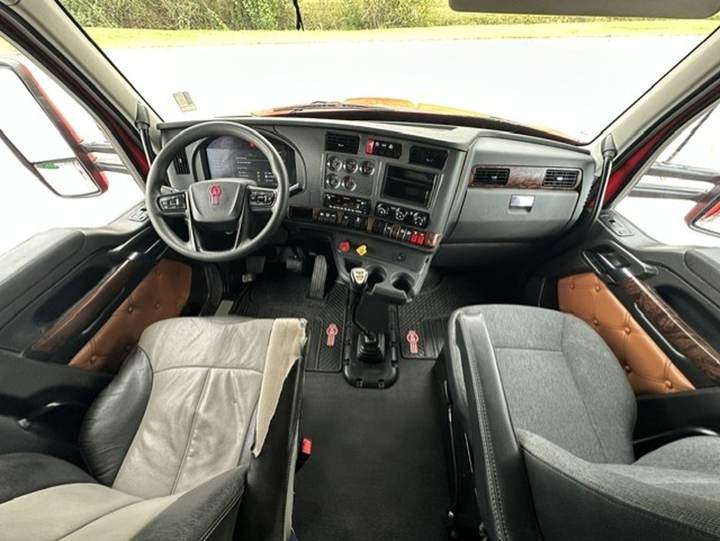 2024 Kenworth T880 40" Flat Top Sleeper, interior photo 7