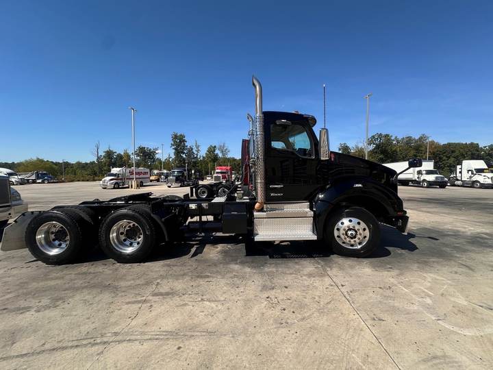 2024 Kenworth T880 Day Cab, exterior photo 2