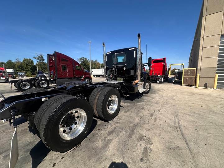 2024 Kenworth T880 Day Cab, exterior photo 3