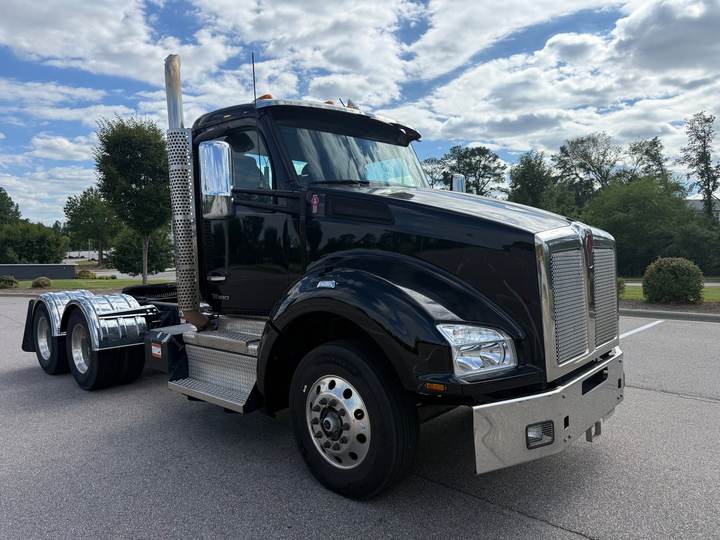2024 Kenworth T880 Day Cab, exterior photo 1