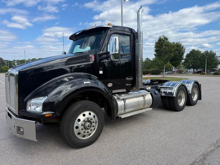 2024 Kenworth T880 Day Cab, exterior photo 2