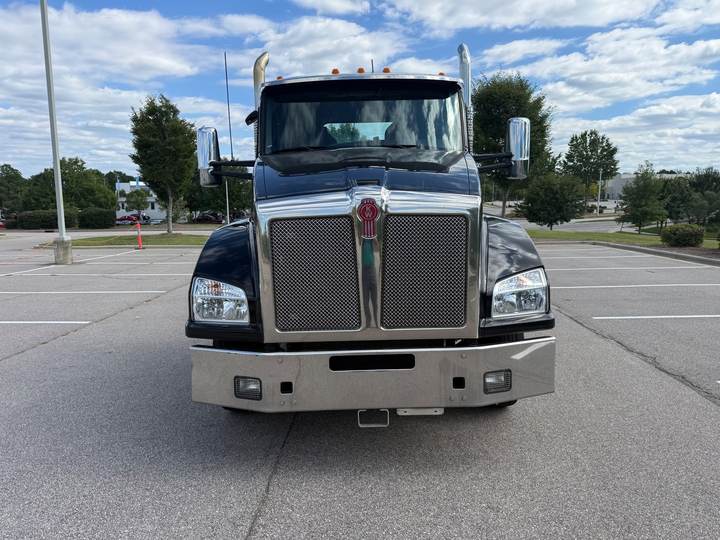 2024 Kenworth T880 Day Cab, exterior photo 3