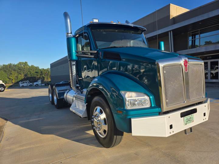 2024 Kenworth T880 Day Cab, exterior photo 2