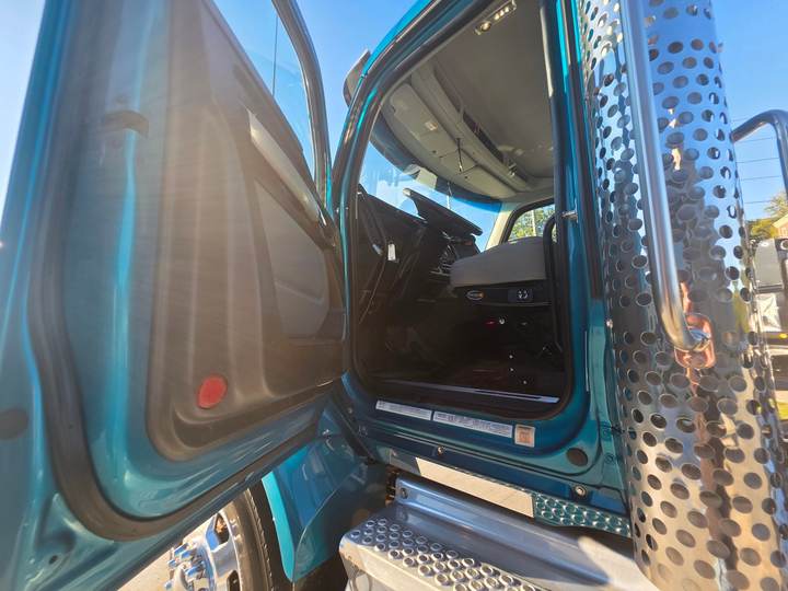 2024 Kenworth T880 Day Cab, interior photo 7
