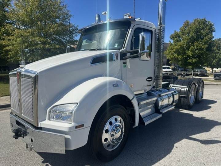 2024 Kenworth T880 Day Cab, exterior photo 2