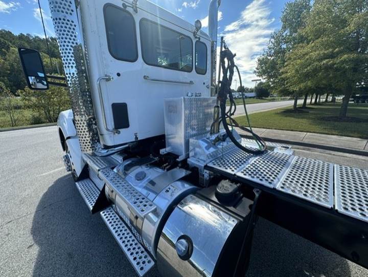 2024 Kenworth T880 Day Cab, exterior photo 5