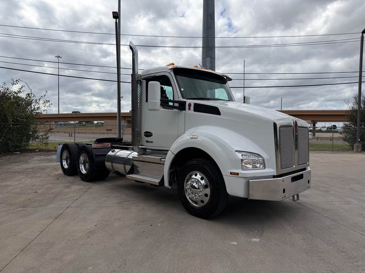 2024 Kenworth T880 Day Cab, exterior photo 1
